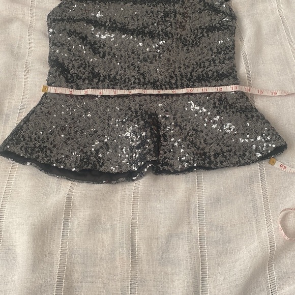 GB silver sequined top with cap sleeves. - Picture 9 of 12